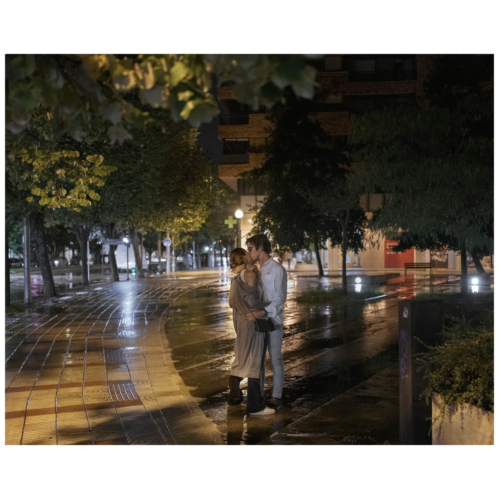 Kiss Pandemic / Kissing on a gloomy period